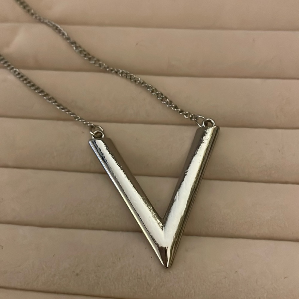 Silver V necklace